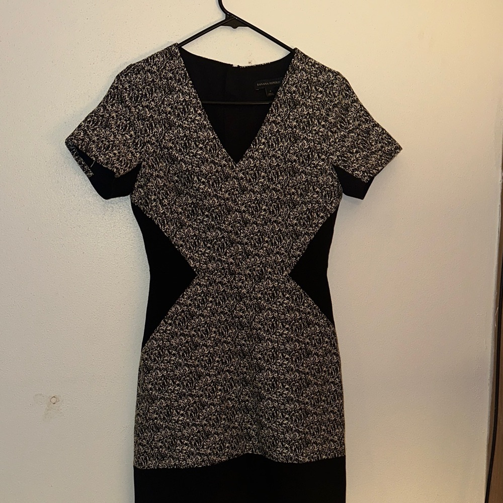 Banana Republic Black & White V-Neck Sheath Dress